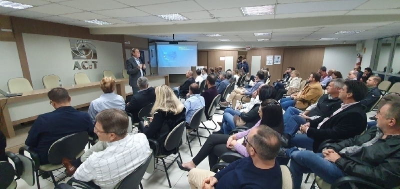 Presidente da FIESC ministra palestra na ACIT sobre potencial econômico da região